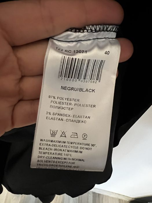 Salopeta neagră decoltată de la Tigha