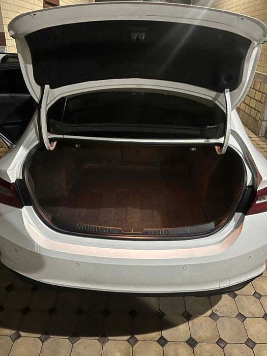 Продаю Малибу белого цвета