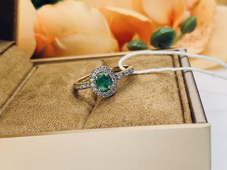 Нежное золотое кольцо с бриллиантами и натуральным камнем – Изумруд