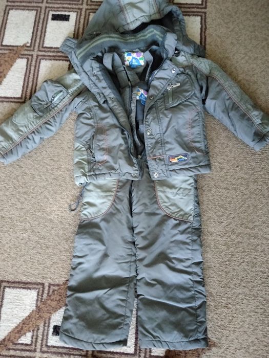 Продам костюм весенний.