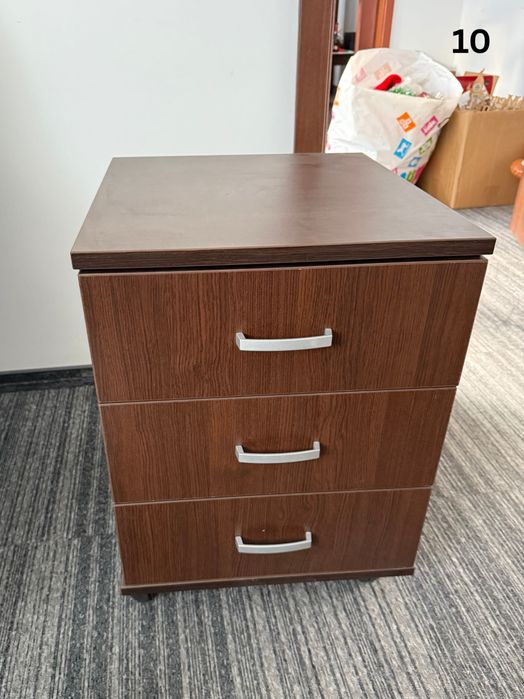 Продавам качествени и запазени офис мебели