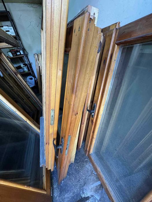 Дървена дограма ,,Златен дъб", стъклопакети в много добро състояние.