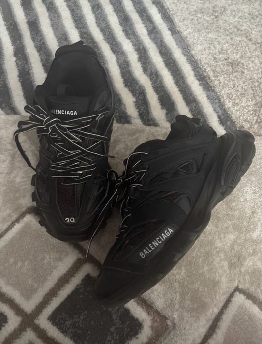 Balenciaga track uri