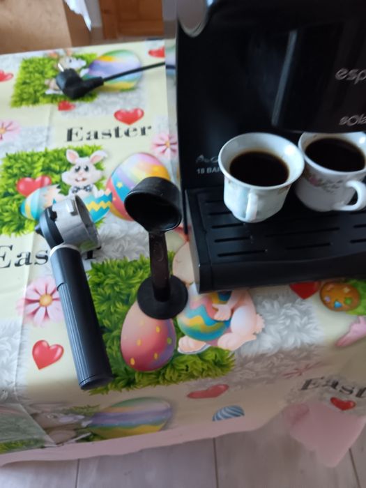 Expresor cafea  pentru 2 cafele in același timp  face laptele spuma in  stare bună,puțin folosit , adus fin Spania,,,cre