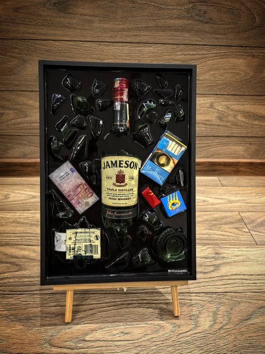 Картини от маркови бутилки в рамка.