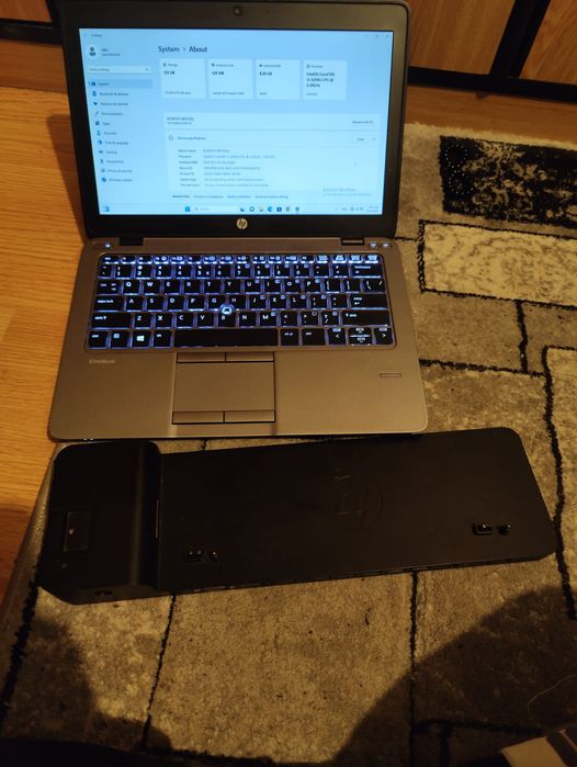 Laptop hp cu dock de incarcare