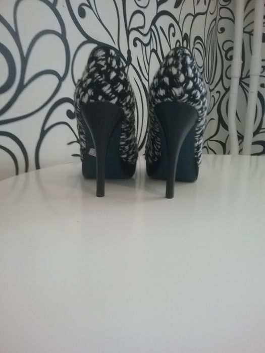 Продам  новые  туфли 37  размер