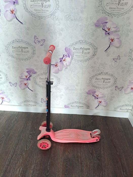 Самокат розовый детский