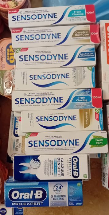 Paste de dinti sensodain și paradontax și deodorante borotalco