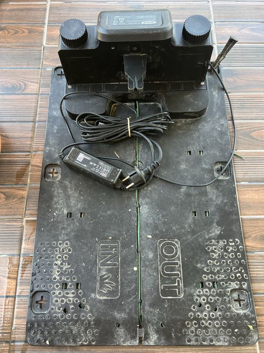 Vand robot pentru intretinerea gazonului