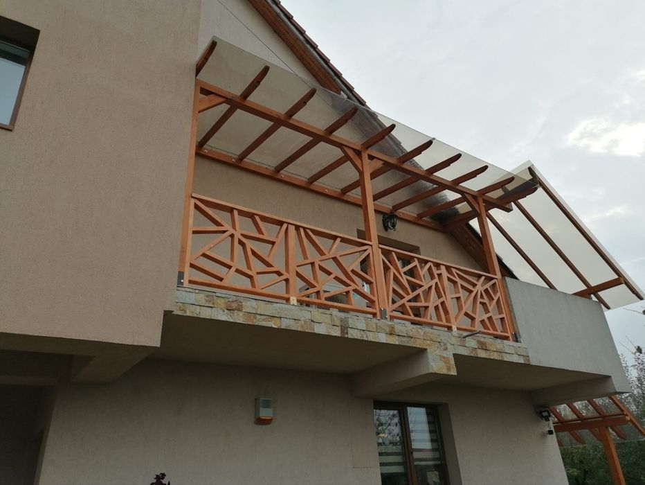 Balustrade de exterior din lemn masiv.