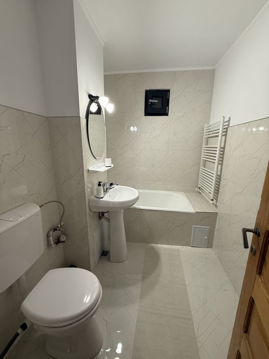 Închiriez apartament cu 2 camere