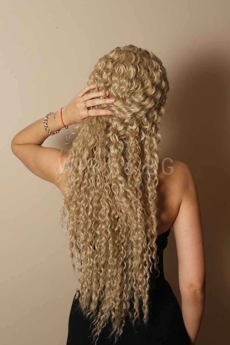 Дълга къдрава тъмноруса лейс фронт перука Луна