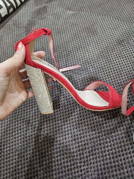 Високи червени сандали с дебел  удобен ток