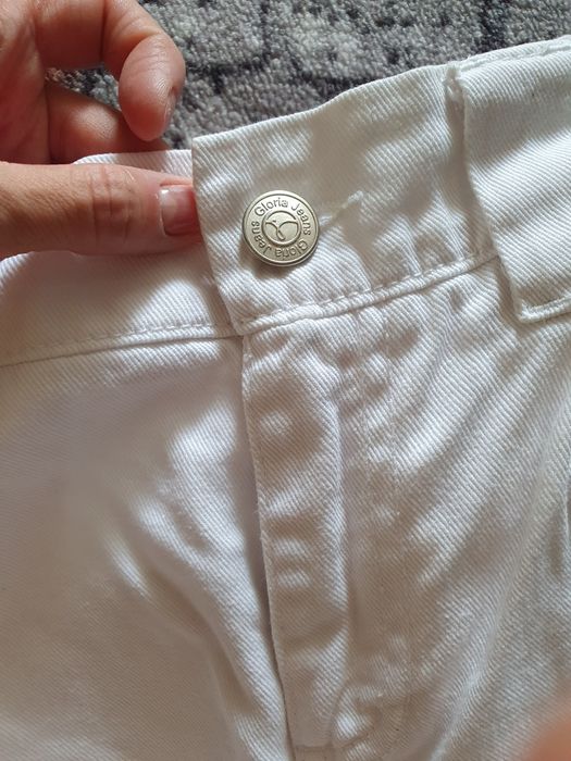 Стильные белые джинсы