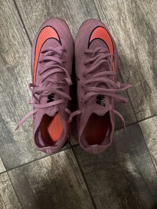 Бутонки Nike mercurial elite sg[метални шипове] използвани само 3мача цена 149.99€!Има резервни шипове и ключ за затягане специално на бутонките!