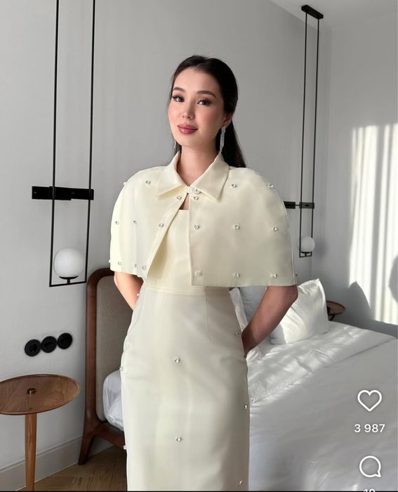 Платье с кейпом с тразами