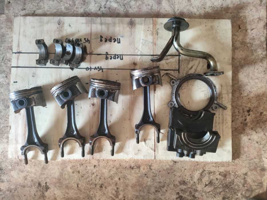 Коленвал, маслянный насос, поддон двигателя, поршни.