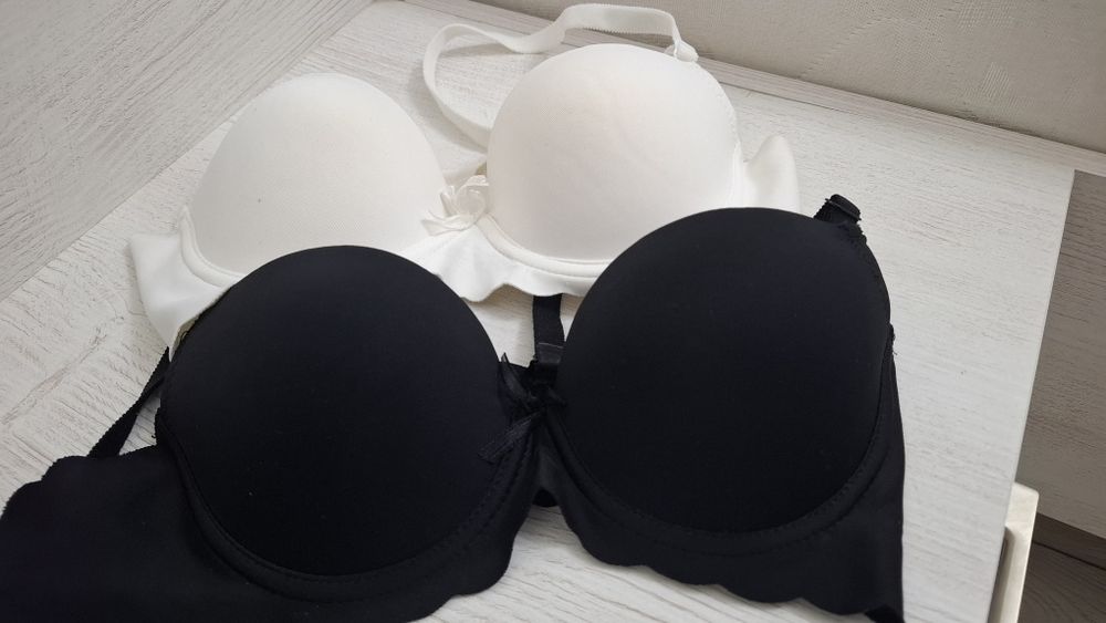 2 бюстгалтера///