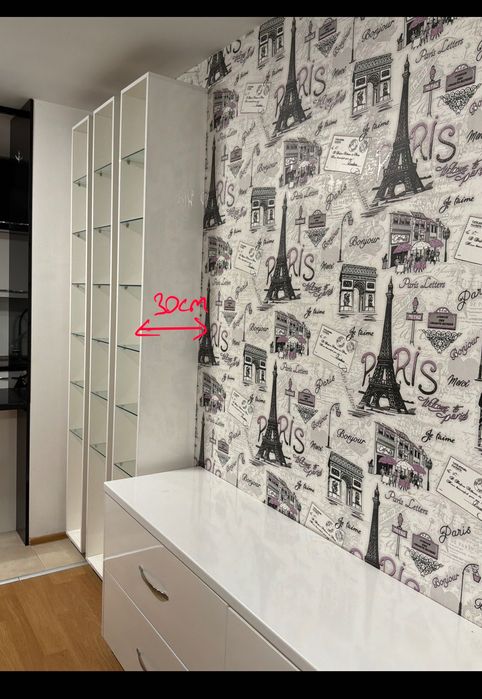 витрина бяла и стъклена дизайн и секция