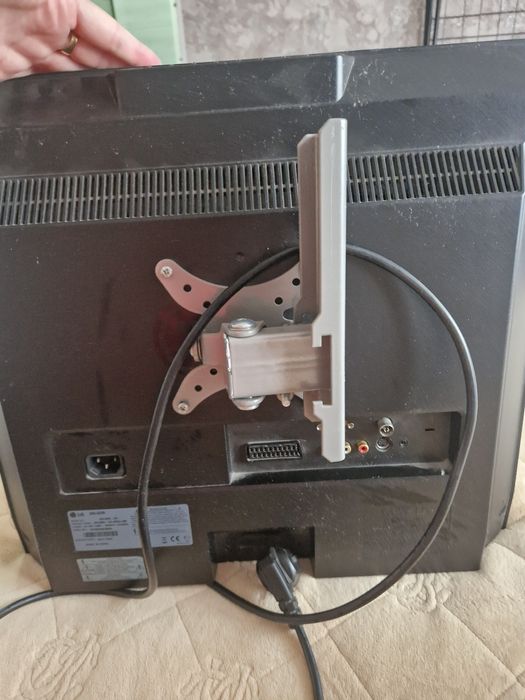 Телевизор с кронштейном