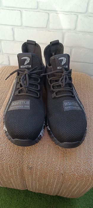 Нови работни обувки.
