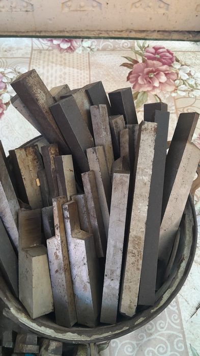 Vând cuțite pentru strung