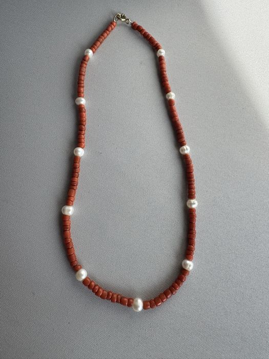 Colier lucrat manual din coral, perle si aur 9 k