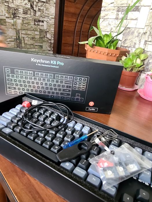 Keychron K8 pro yangi holatda