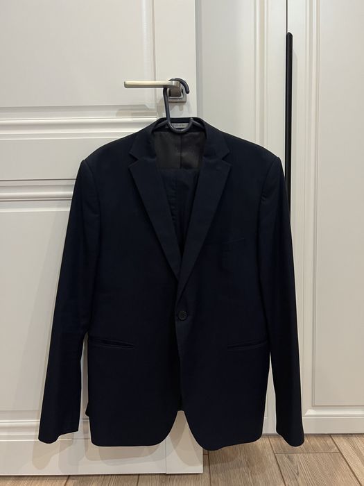 Мужской костюм продается