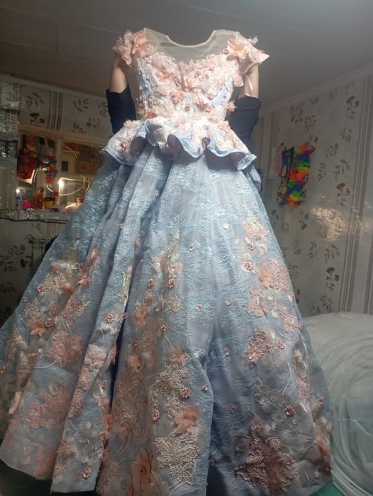 Продам новые платья