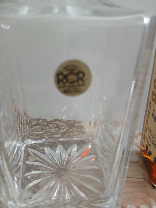 Set whisky decantor cu bourbon- 750 ml