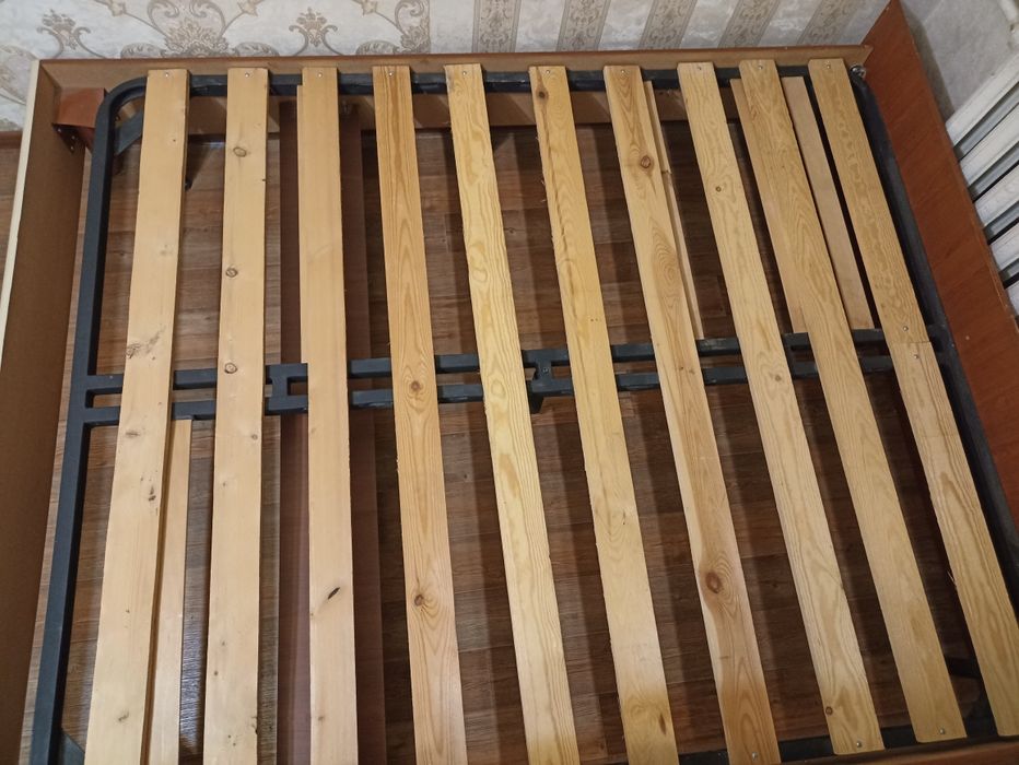 Продам кровать с матрасом