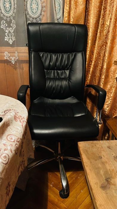 Продам офисное кресло кожаное и железный сейф