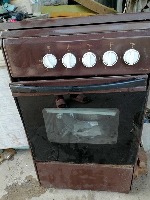 Продам газовую плиту .