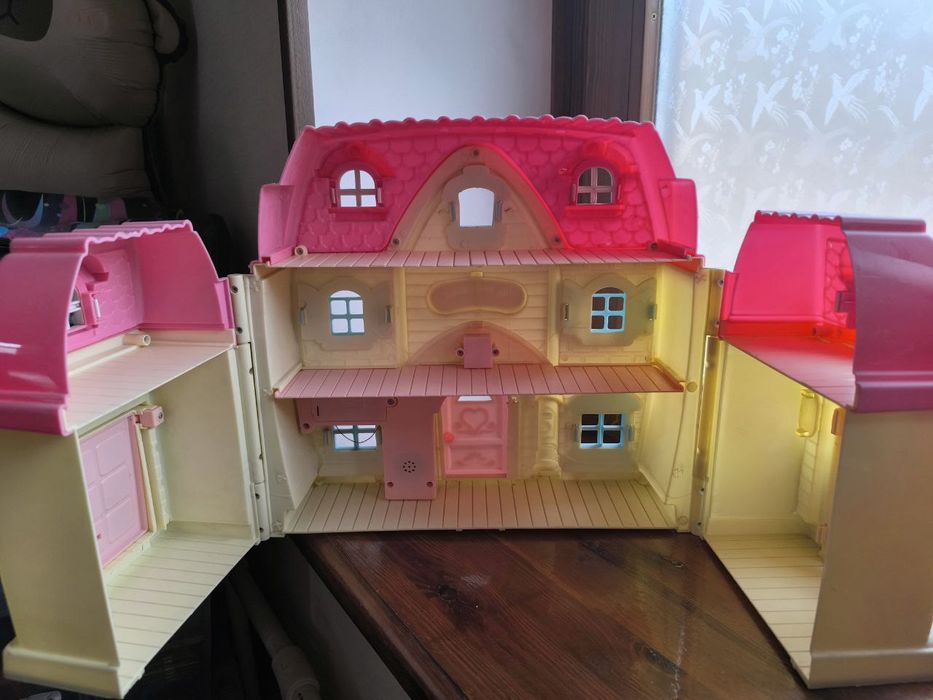 Игрушечный домик для кукол