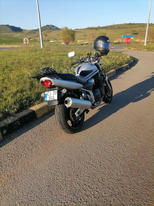 Se vinde suzuki bandit gsf 1200 2004 stare foarte bună lalt trazmisie și pinioane noi plăcute noi gume din primăvară funcționează perfect