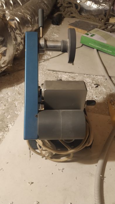 Зъботехнически апарат за рязане, сепариране гипсови пънчета и модели.