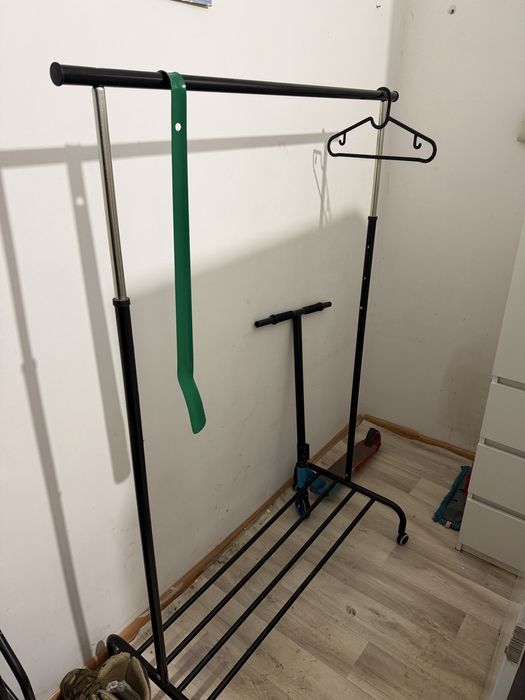 Вешалка на колесиках