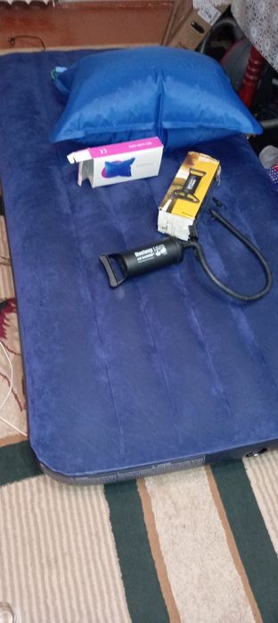 Надувной матрас и подушка с насосам.