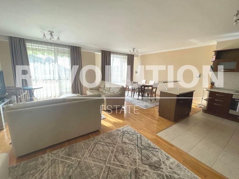 Дава се под наем Тристаен апартамент в к.к. Св.Св. Константин и Елена - 130 кв.м за 797.64 € - Снимка #1