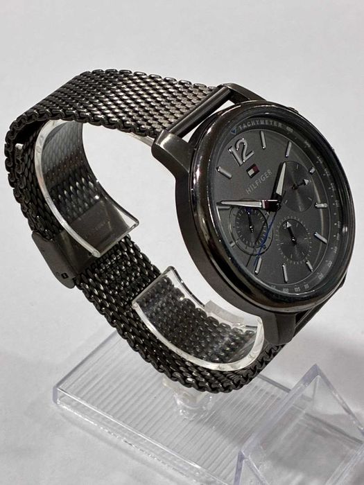 Часовник Tomy Hilfiger