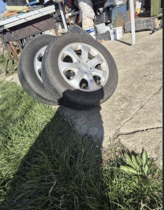 Vând roți Peugeot R15