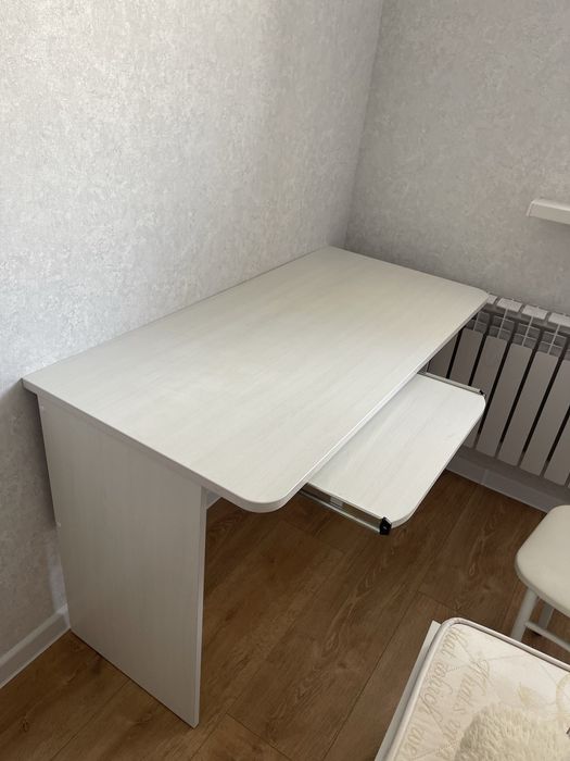 Продам компьютерный стол с двумя стульями