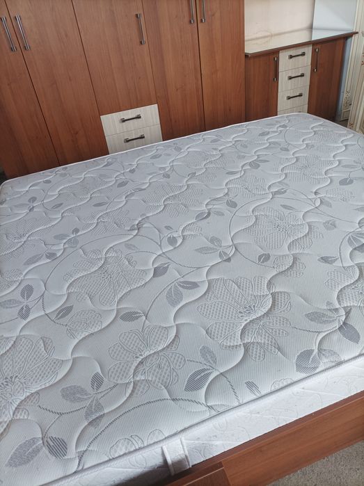 Продается отличный спальный гарнитур МДФ