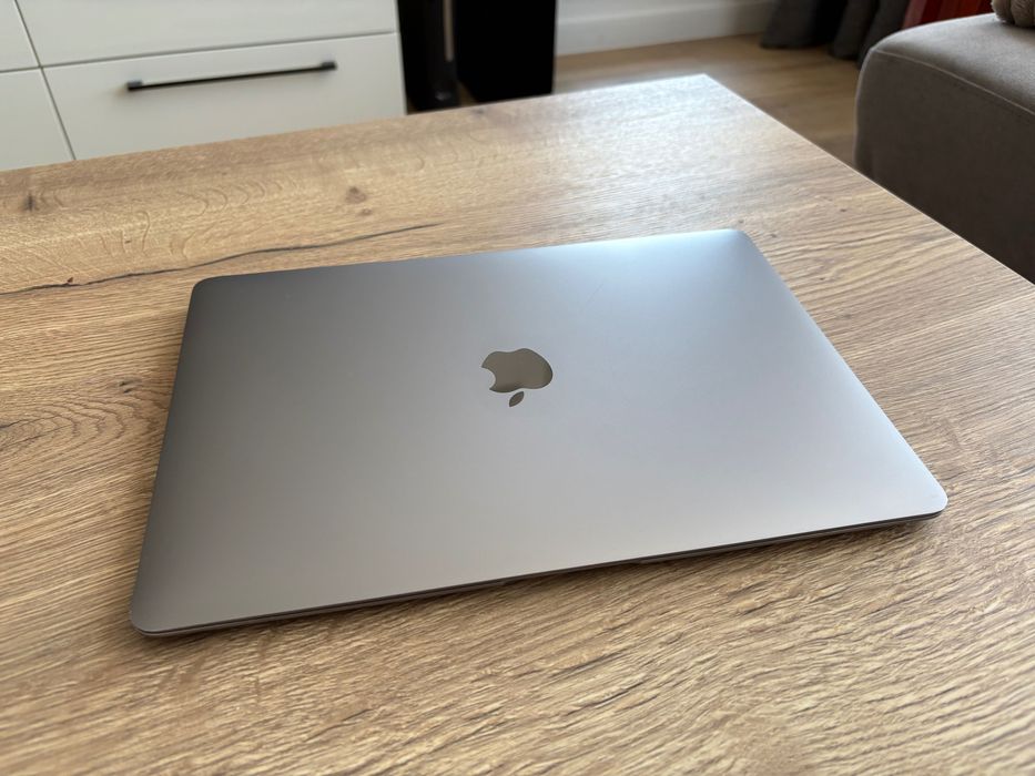 MacBook Air M1 (2020) 16GB RAM / 512GB SSD - Кутия - Добро състояние