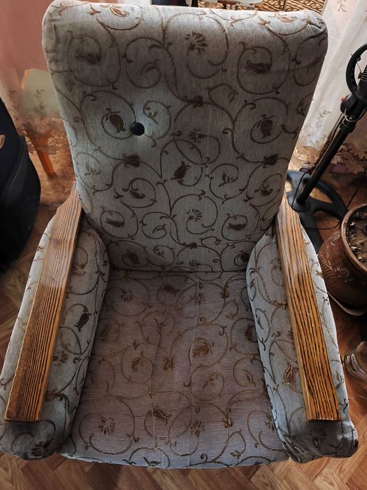 Отдам бесплатно диван и 2 кресла