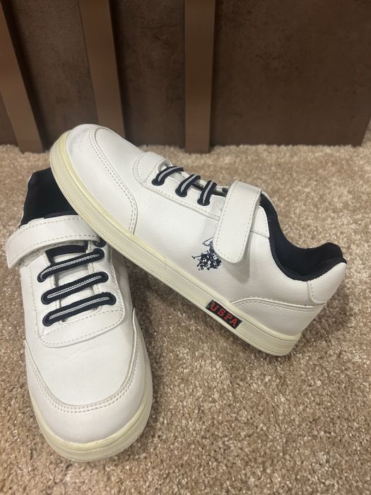 Бели спортни обувки
