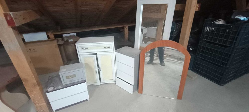 Продавам мебели - шкафове, маса и огледала