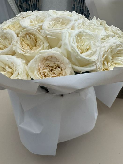 Белые розы с оформлением